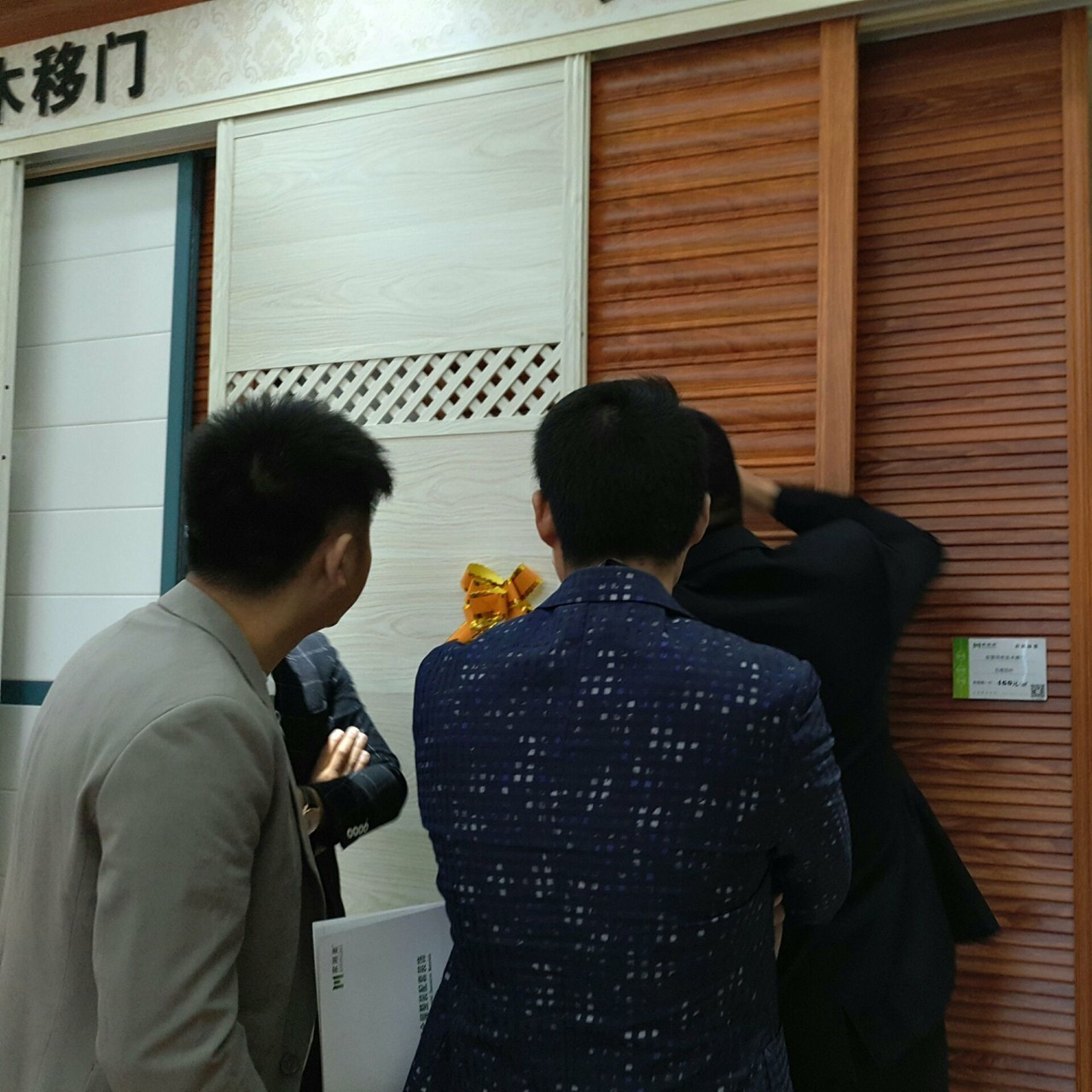 生態(tài)板品牌家湘美全屋同色展廳.jpg