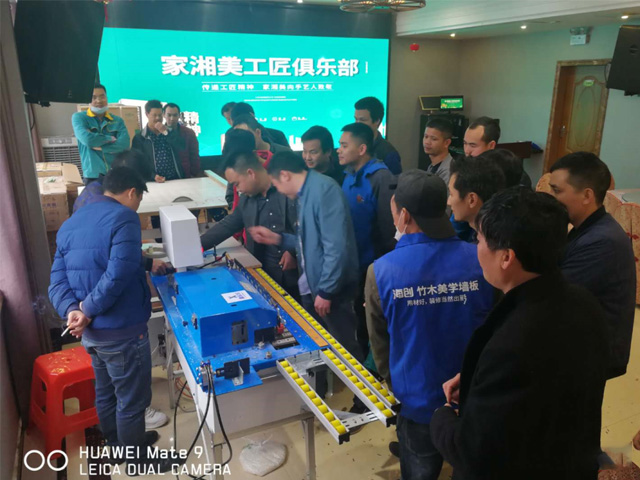 木匠們現場研究新工藝.jpg